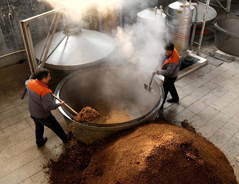 100斤高粱能釀多少酒?一瓶酒能有多少利潤(rùn),62歲釀酒師說(shuō)出實(shí)情